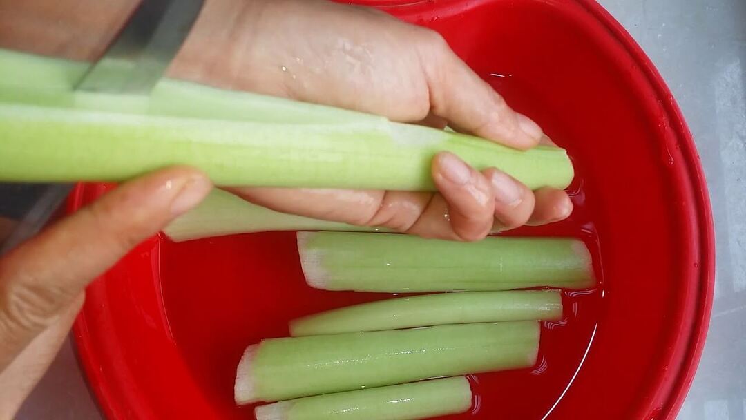 Làm dọc mùng bằng cách ngâm muối