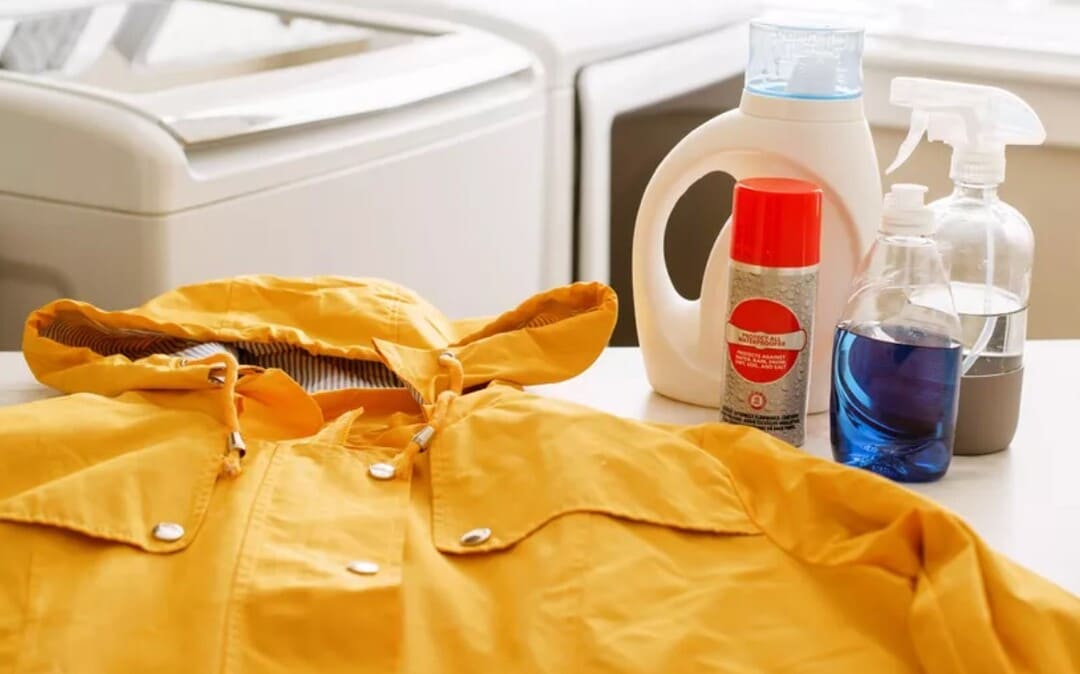 Vì sao nên giặt áo mưa sau khi sử dụng