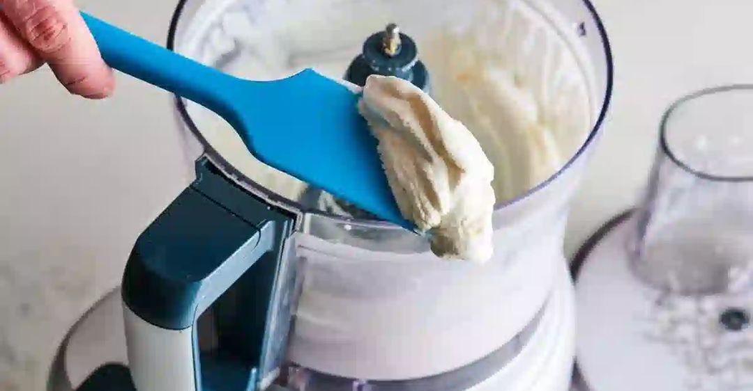 đánh kem tươi bằng máy xay sinh tố