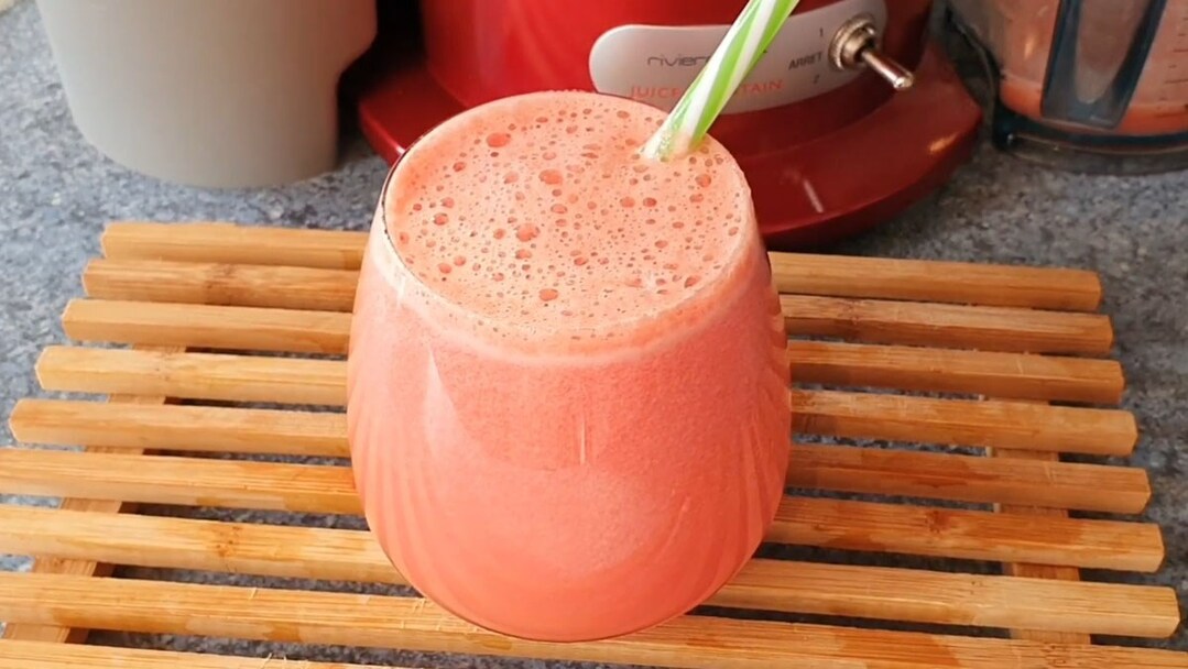 Làm nước ép cà chua bằng máy xay sinh tố ngon