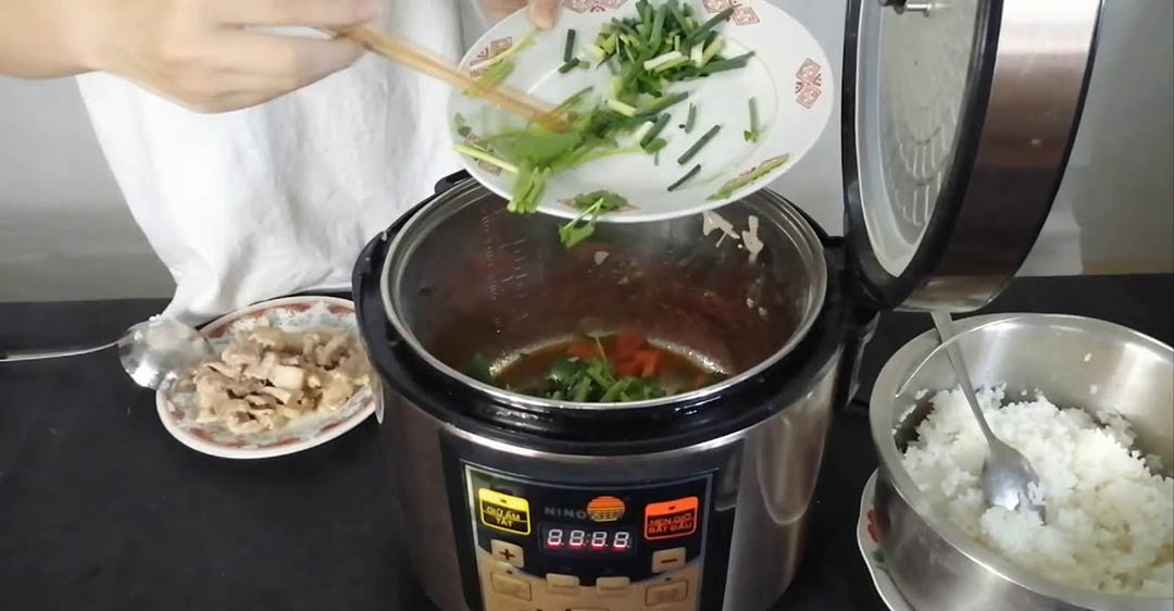 xào rau bằng nồi cơm điện