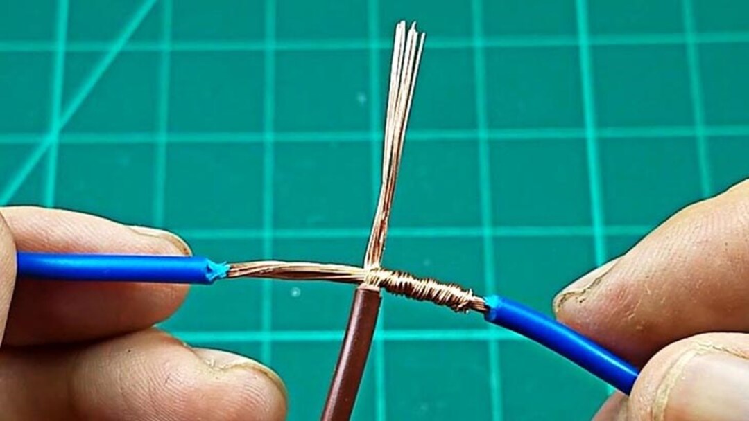 Dây nguồn tủ lạnh LG bị đứt