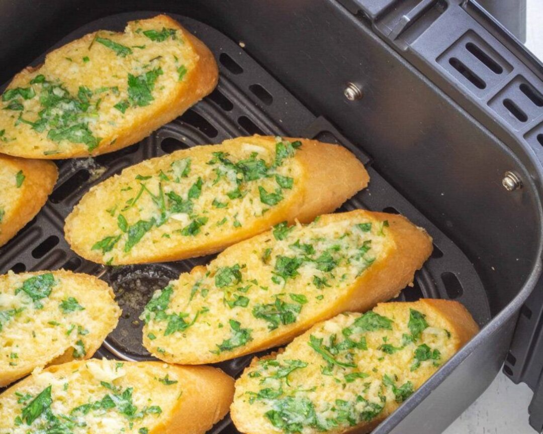 Hướng dẫn làm bánh mì bơ tỏi bằng nồi chiên không dầu