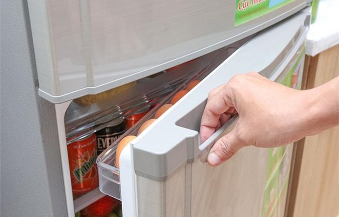 rò rỉ điện do chạm tay vào tủ khi còn ẩm ướt