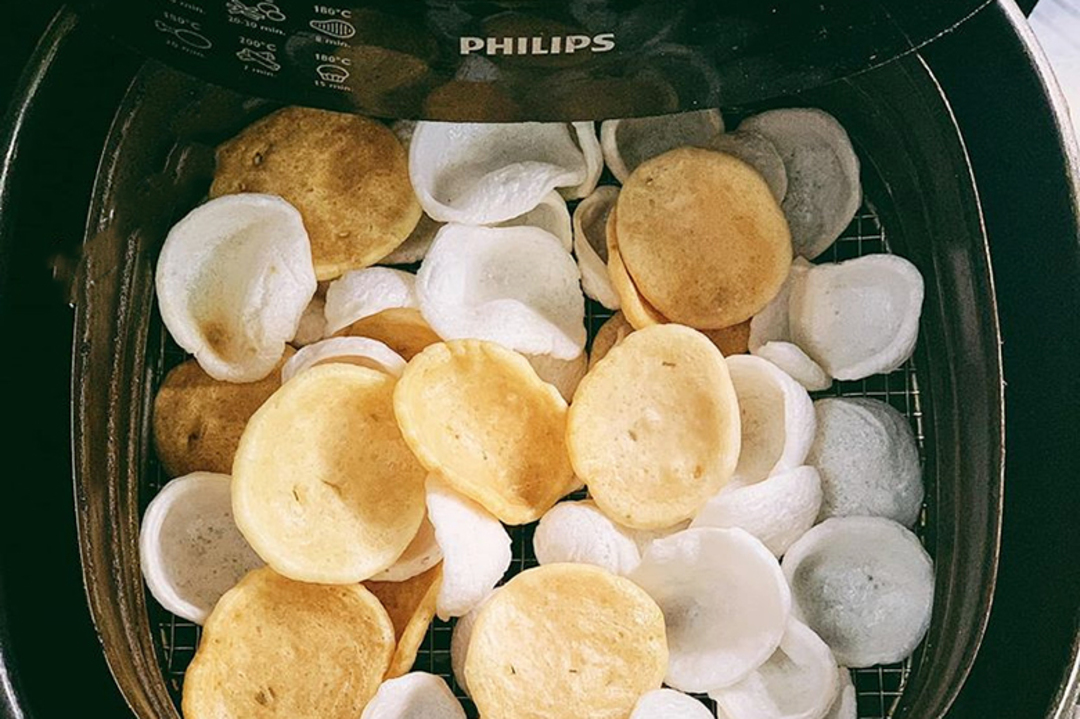 Cách chiên bánh phồng tôm bằng nồi chiên không dầu
