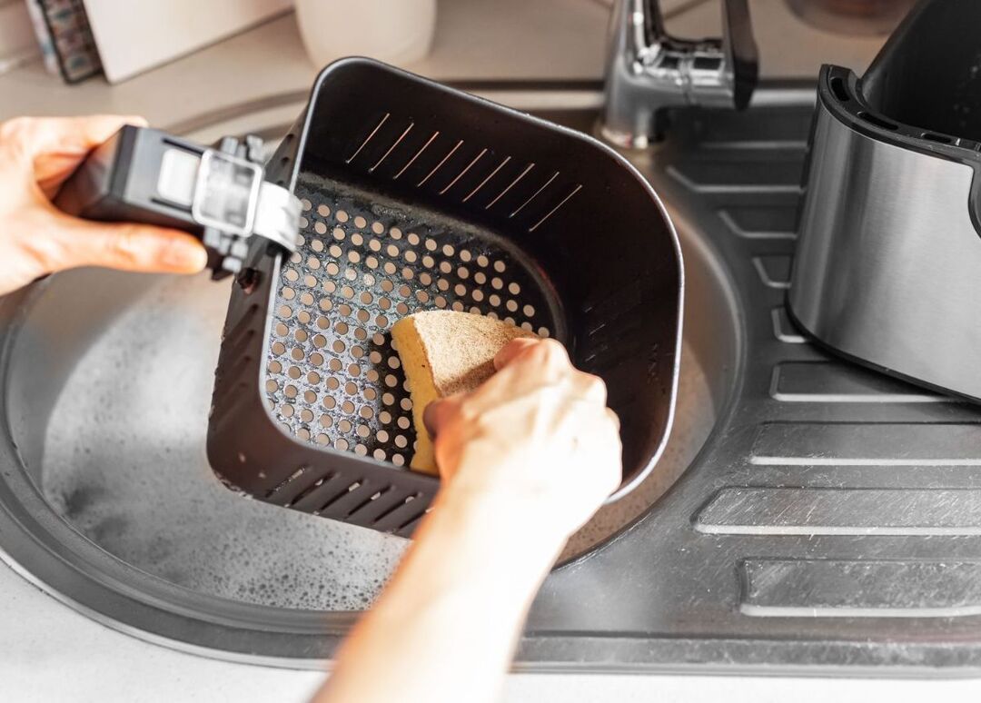 Cách làm sạch nồi chiên không dầu bằng giấm