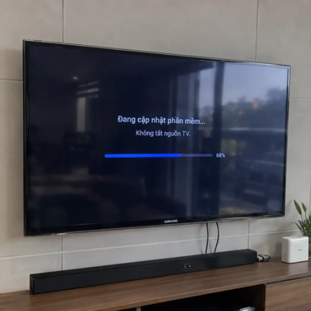 Thay dải led tivi Samsung Crystal UHD 55 inch bị tối nửa màn hình