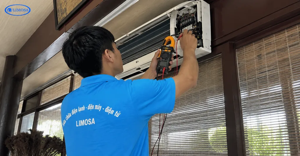 Thợ Limosa đo đạc thông số tìm nguyên nhân máy lạnh quán Cà Phê Xưa không lạnh