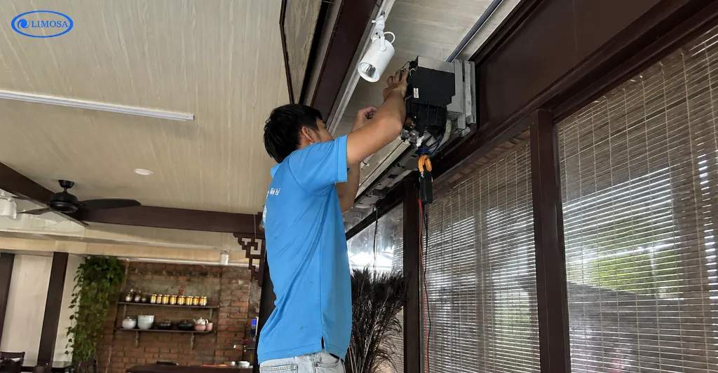 Thợ Limosa tiến hành sửa chữa máy lạnh không lạnh quán Cà Phê Xưa