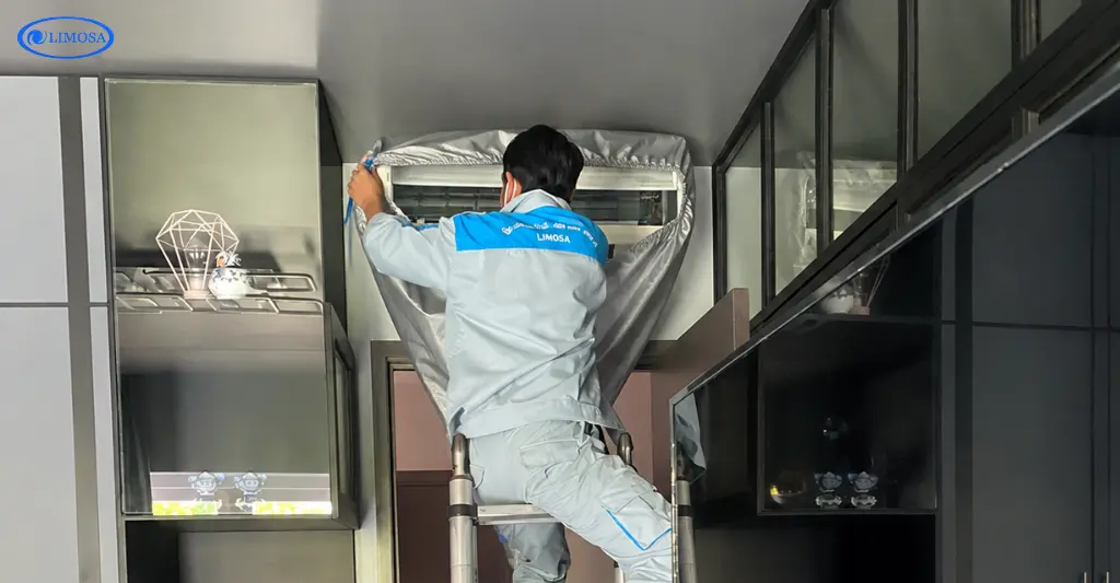 Bước 2 che bạt bảo vệ nội thất chung cư Phúc Thịnh khi vệ sinh máy lạnh