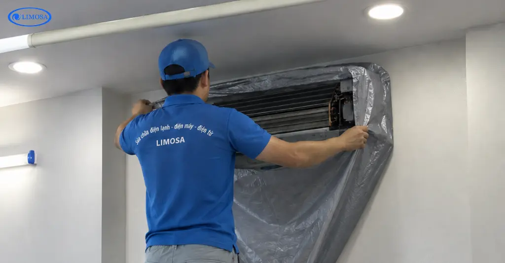 Bước 2 bọc bạt che chắn bàn làm việc văn phòng chung cư An Phú