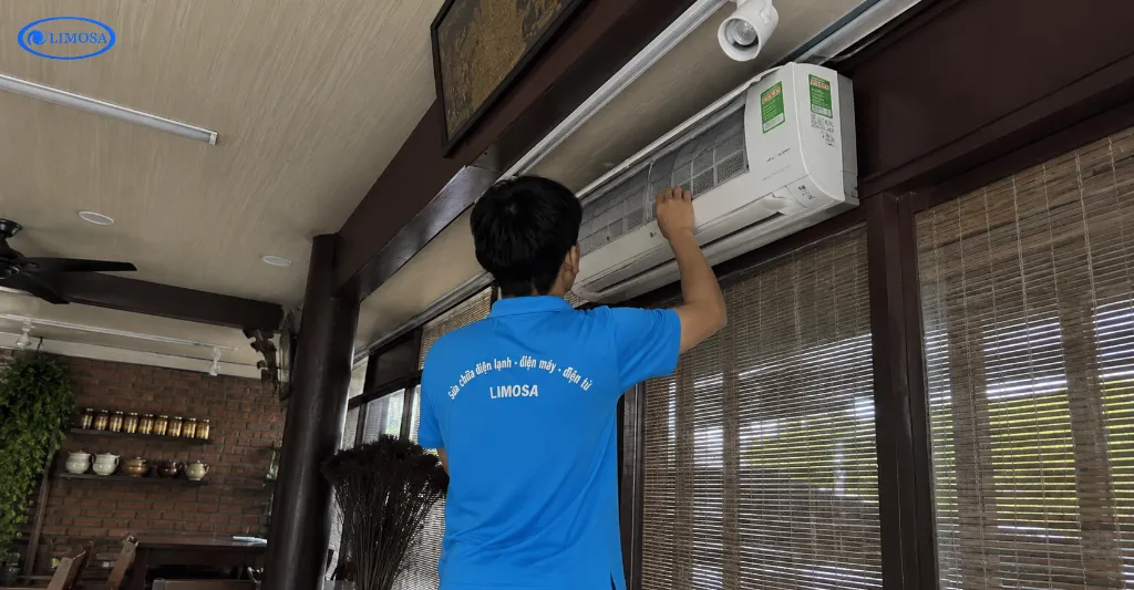 Thợ kiểm tra tình trạng trước khi sửa máy lạnh Quán Cà Phê Xưa