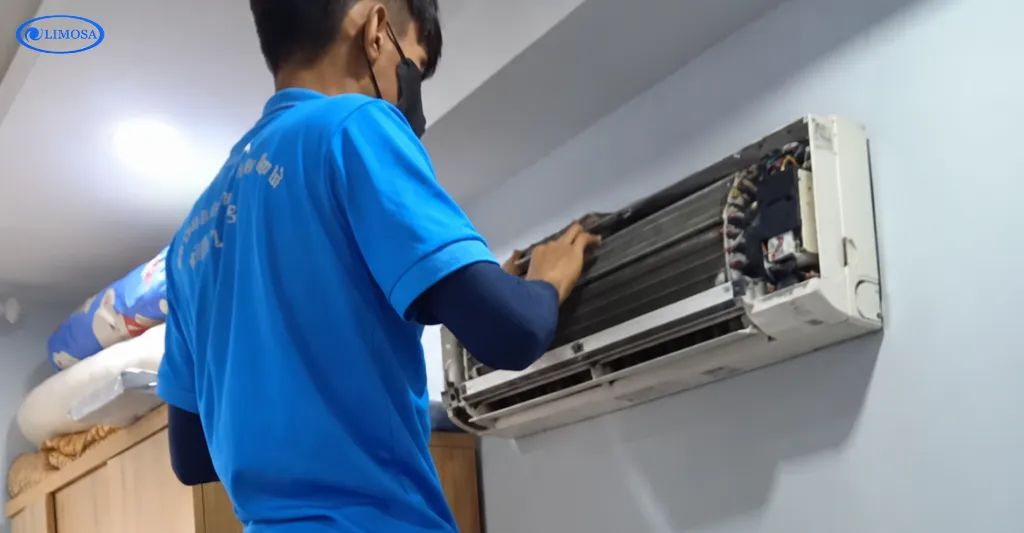 Thợ kiểm tra trước khi vệ sinh máy lạnh căn hộ chung cư Mỹ Khánh
