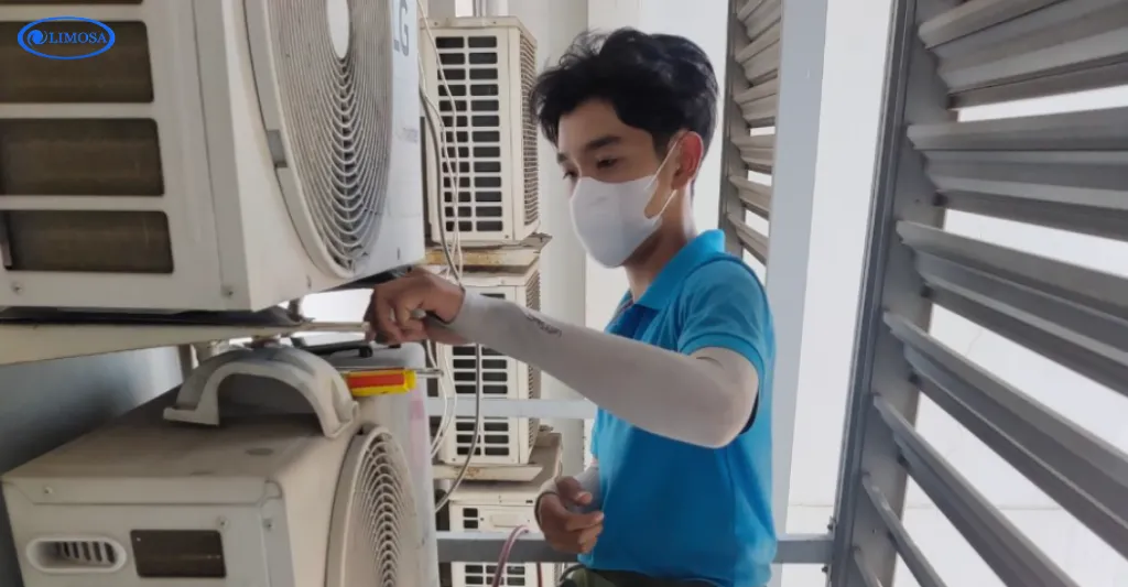 Thợ tiến hành kiểm tra lại sau khi bơm ga máy lạnh chung cư Mỹ Phúc xong