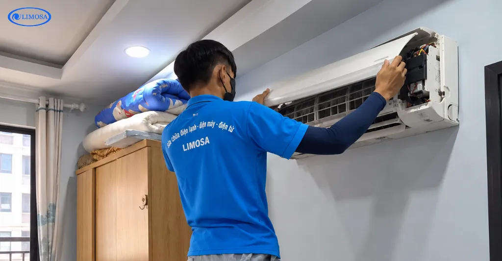 Thợ tiến hành lắp và kiểm tra lại sau khi vệ sinh máy lạnh căn hộ chung cư Mỹ Khánh