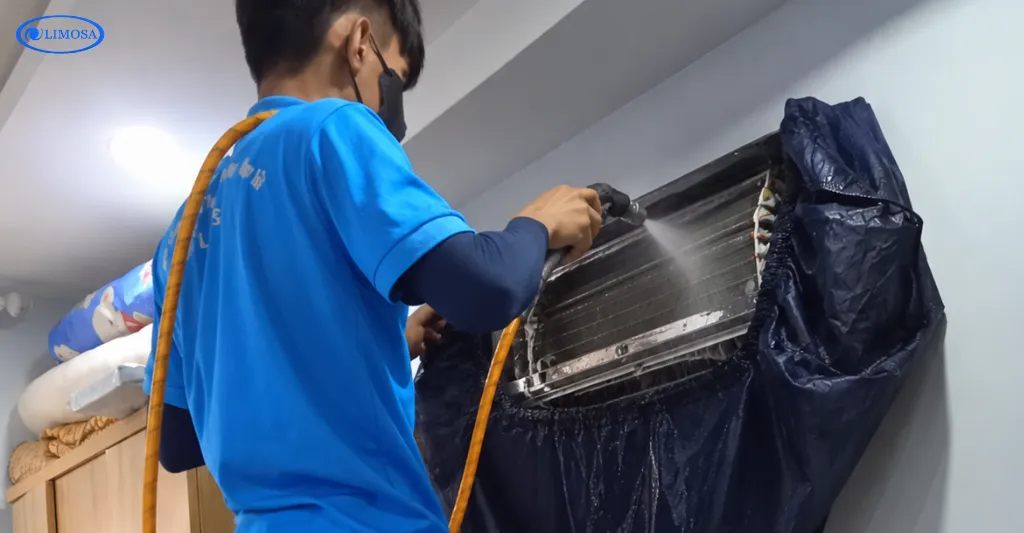 Thợ tiến hành xịt rửa máy lạnh chung cư Mỹ Khánh