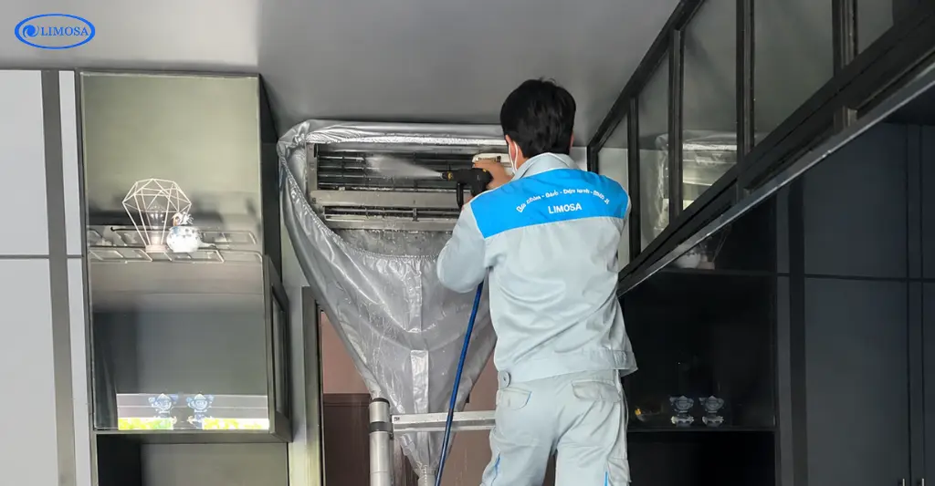 Bước 3 xịt rửa dàn lạnh áp lực cao căn hộ chung cư Phúc Thịnh