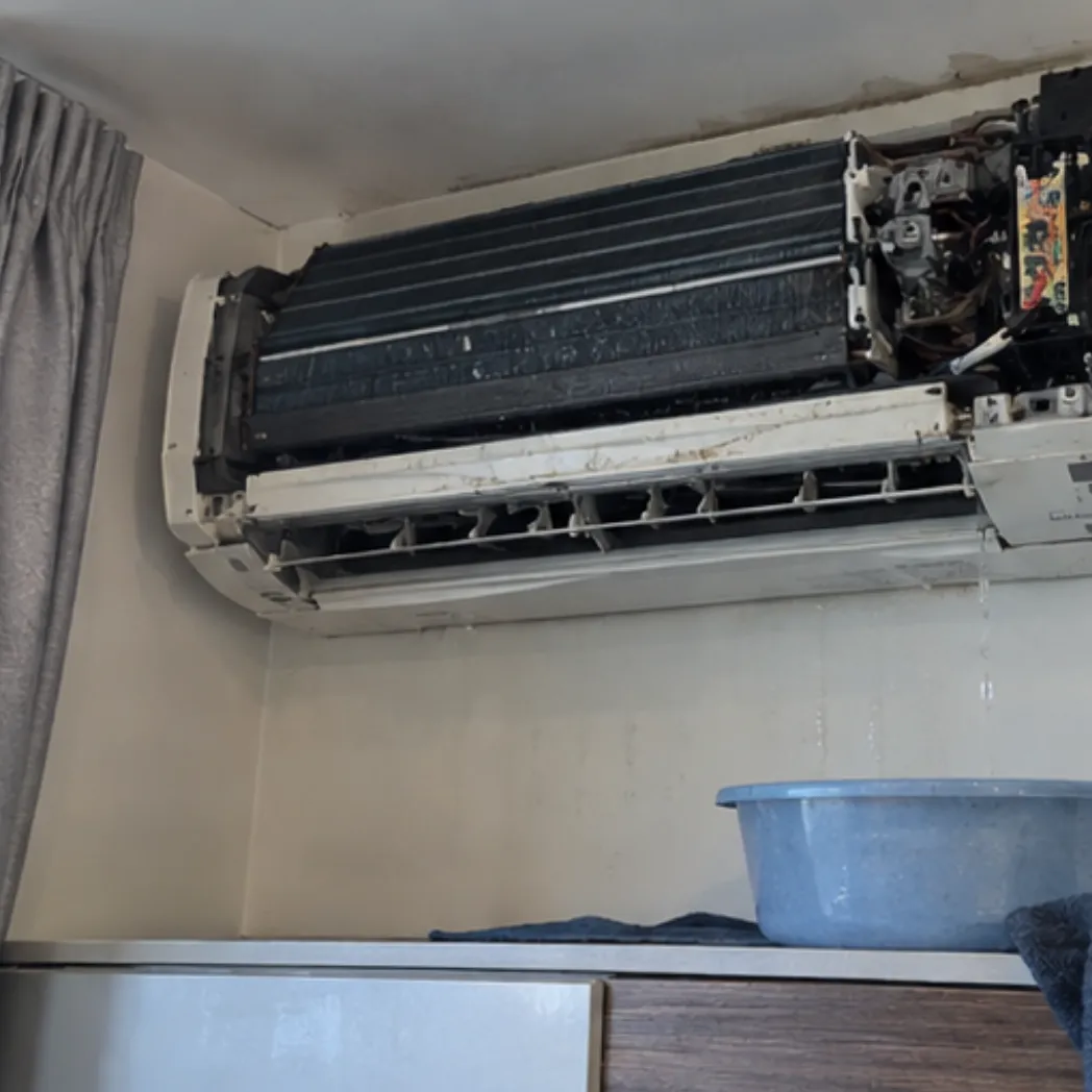 Sửa máy lạnh Daikin Inverter chảy nước máng sau dột ướt sàn nhà