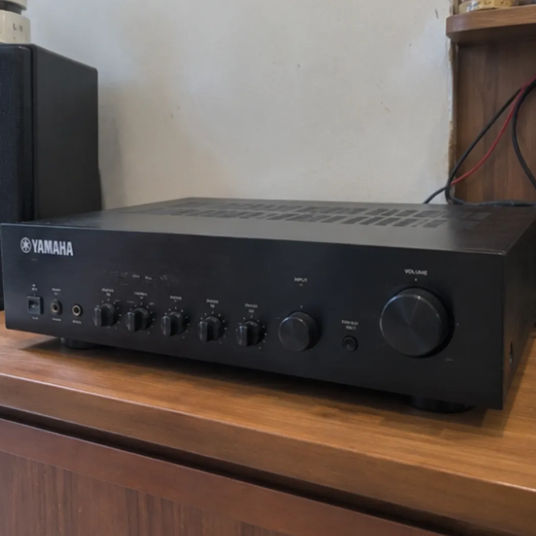 Bùi Tiến Đạt sửa amply Yamaha