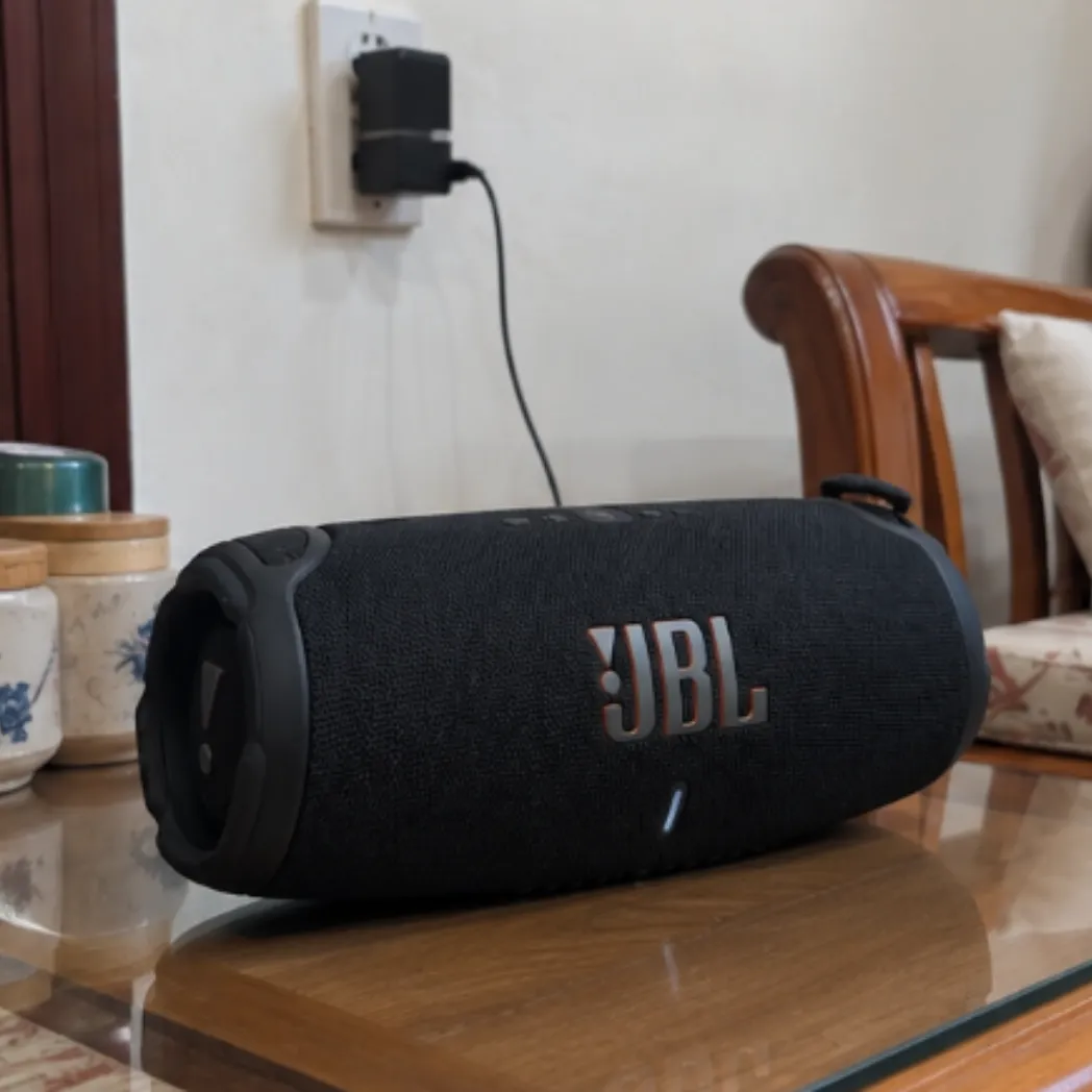 Lâm Thế Anh sửa loa JBL