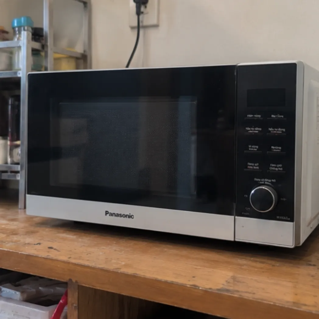Phạm Quốc Bảo sửa lò vi sóng Panasonic