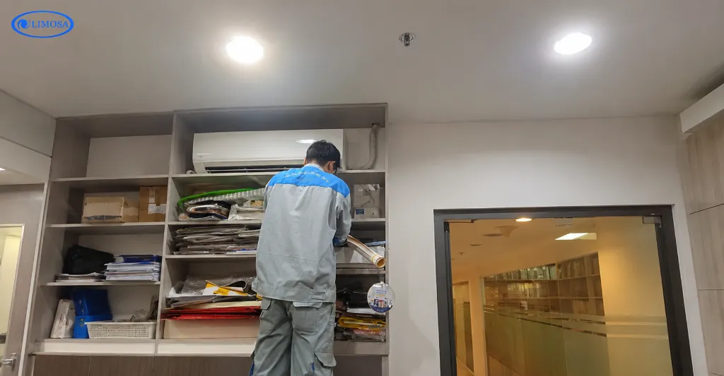 Thợ Limosa kiểm tra tình trạng máy lạnh tại văn phòng khu Thới An trước khi vệ sinh