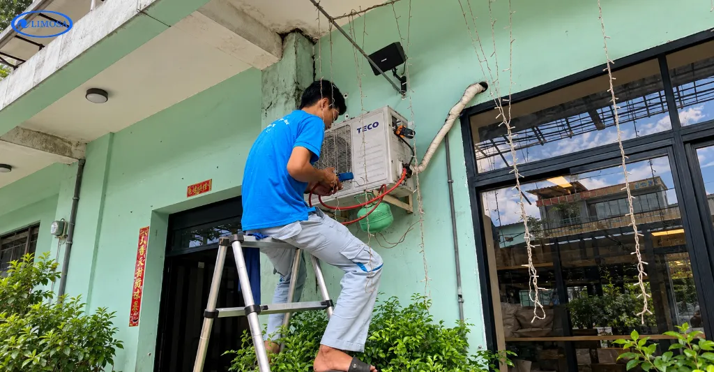 Thợ Limosa tiến hành bơm ga máy lạnh tại căn hộ Quận 11