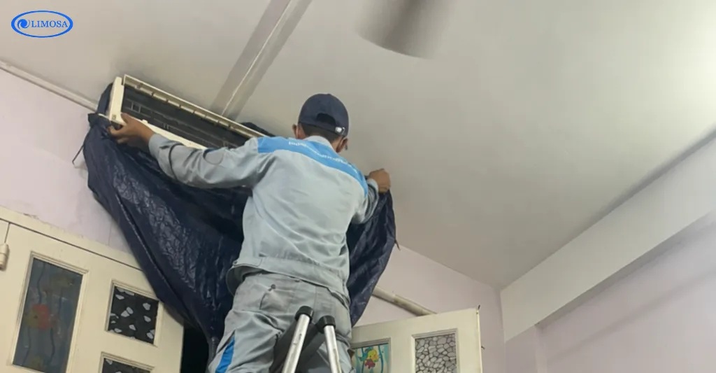 Thợ Limosa tiến hành che bạt khu vực vệ sinh máy lạnh tại nhà khu Cư Xá Bắc Hải