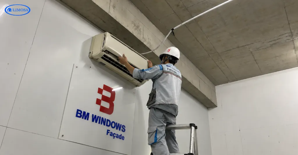 Thợ Limosa tiến hành lắp lại máy lạnh sau khi sửa tại BM Windows Phú Nhuận
