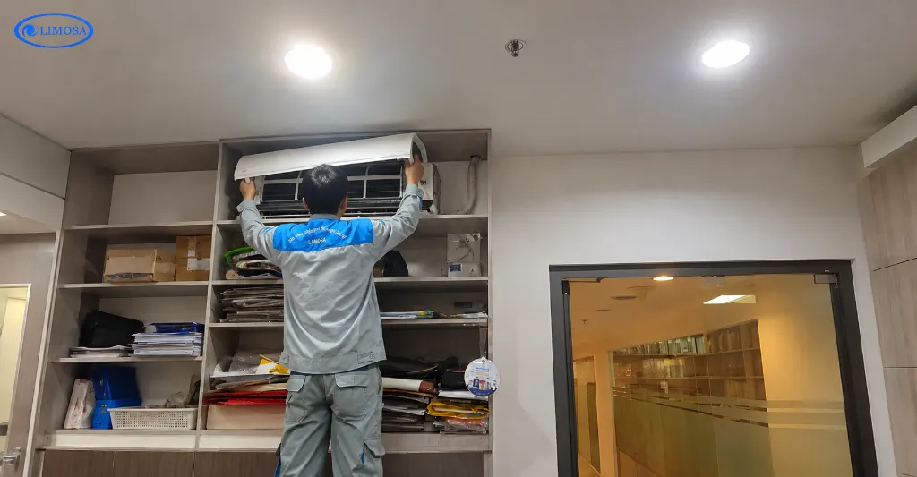 Thợ Limosa tiến hành lắp lại máy lạnh sau khi vệ sinh máy lạnh tại văn phòng khu Thới An