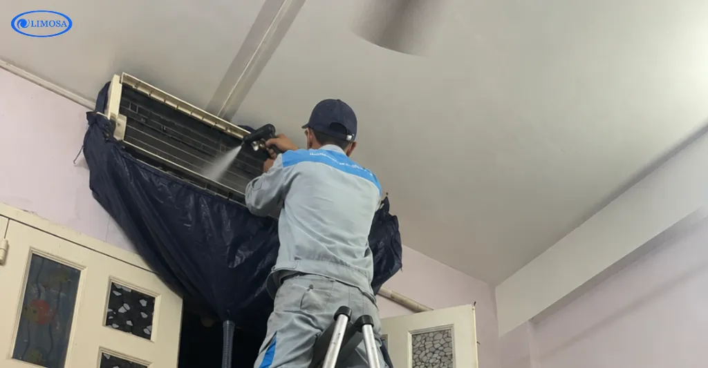 Thợ Limosa tiến hành vệ sinh máy lạnh tại nhà khu Cư Xá Bắc Hải