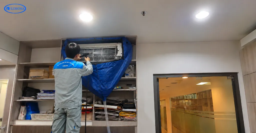 Thợ Limosa tiến hành xịt rửa máy lạnh tại văn phòng khu Thới An