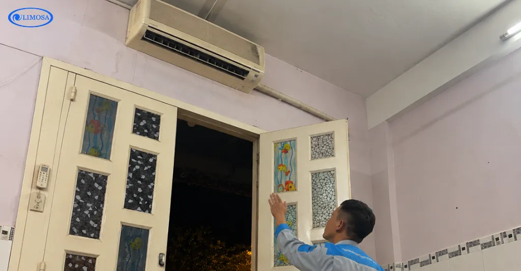 Thợ kiểm tra máy lạnh sau khi vệ sinh máy lạnh tại nhà khu Cư Xá Bắc Hải