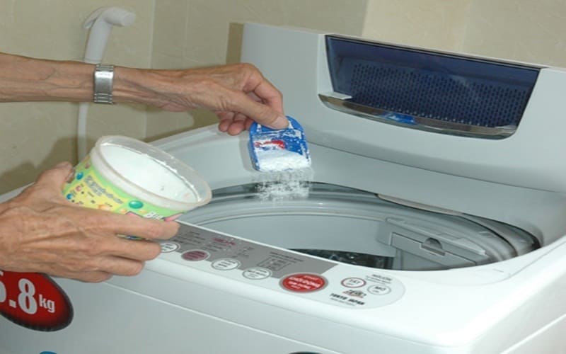 hướng dẫn cách cho bột giặt vào máy giặt cửa trên